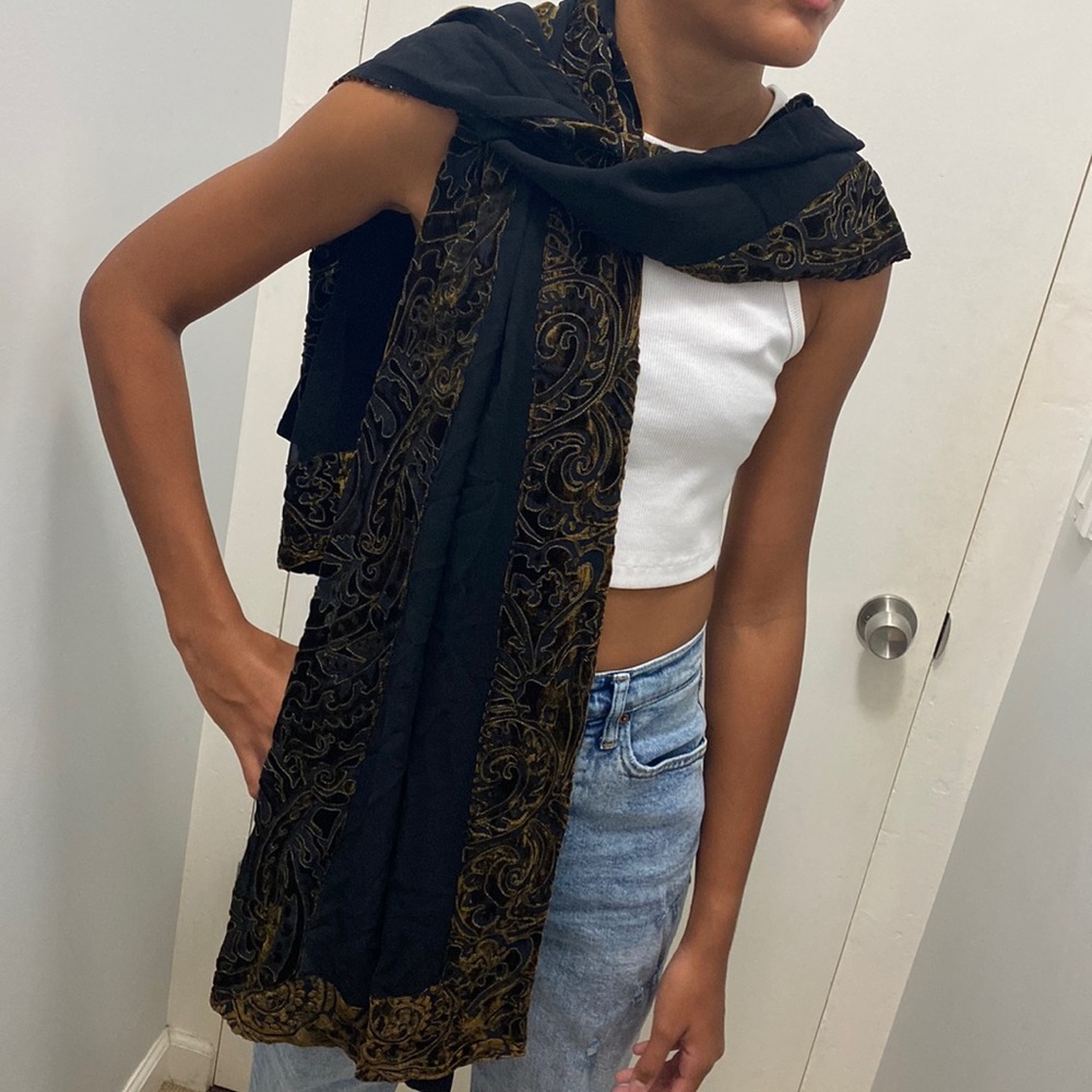 ✨free shipping !! ✨Carmen Marc Valvo 100% silk scarf with velvet detail ✨